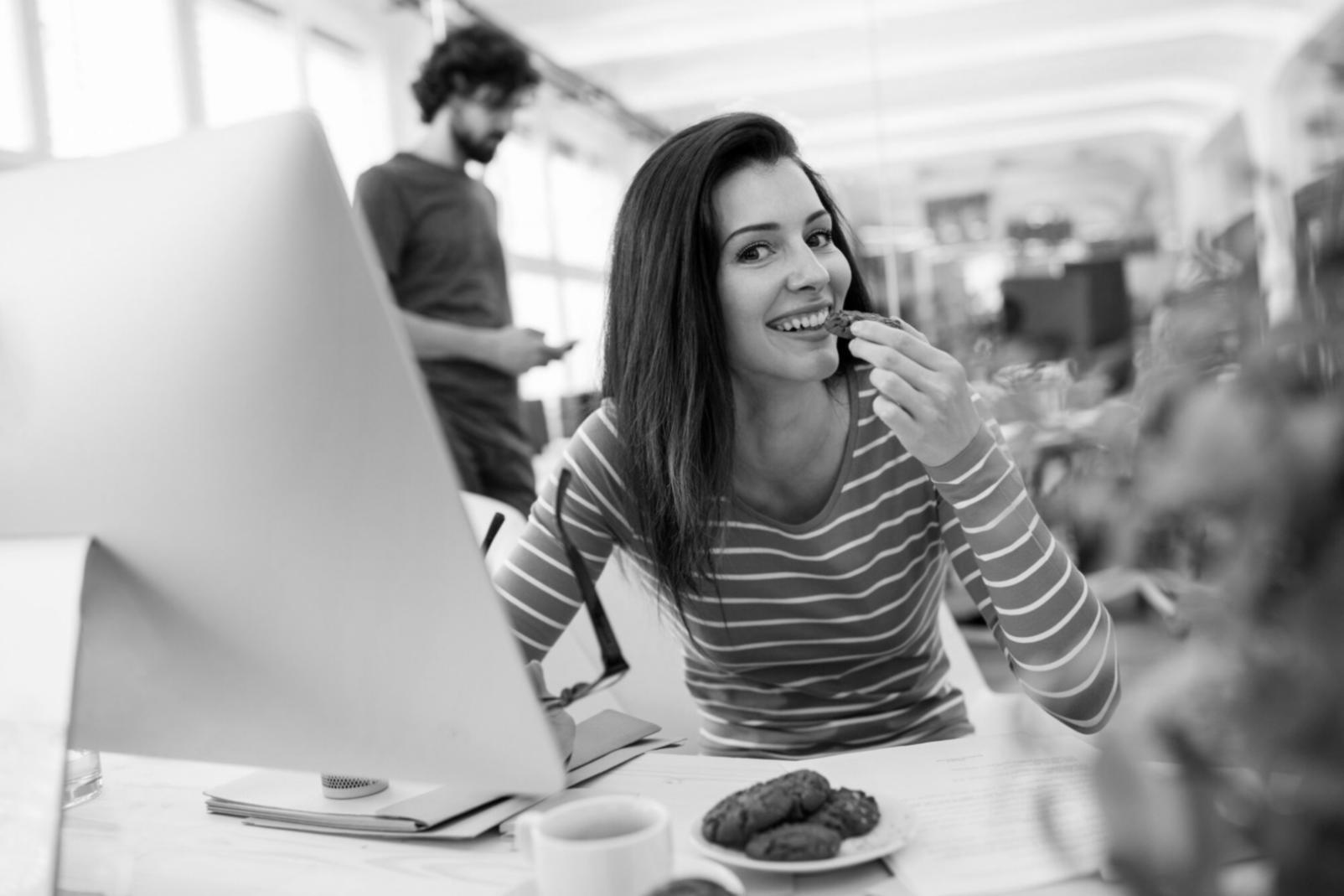 Professionnel analysant des données financières sur écran